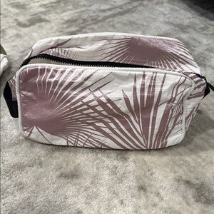 Aloha collection Palm Print tolietry bag like new!